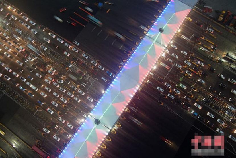 图示：航拍夜色中的收费站。