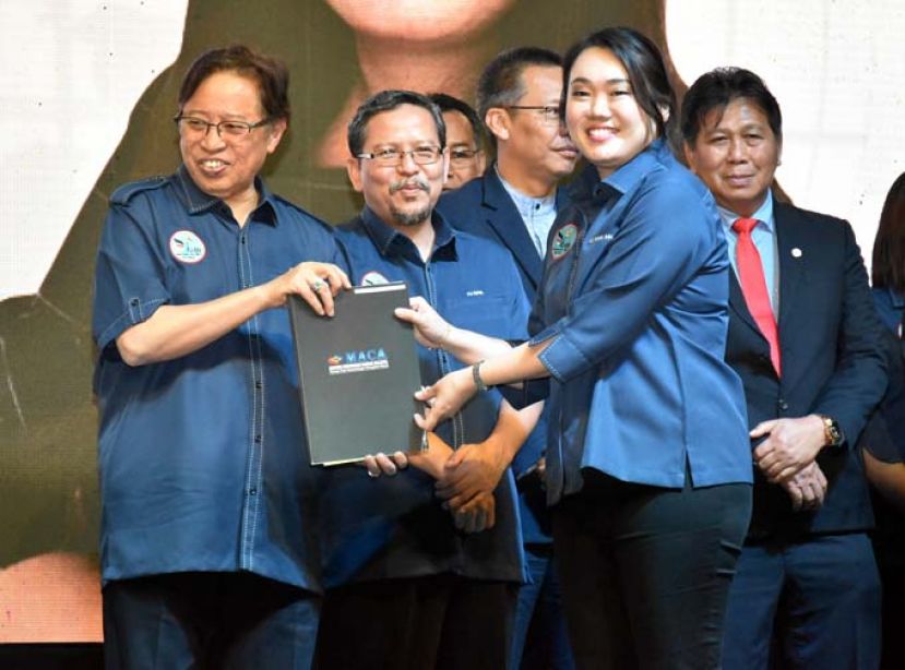 砂首长拿督巴丁宜阿邦佐哈里（左）移交廉正官员计划结业证书予出席课程的官员。