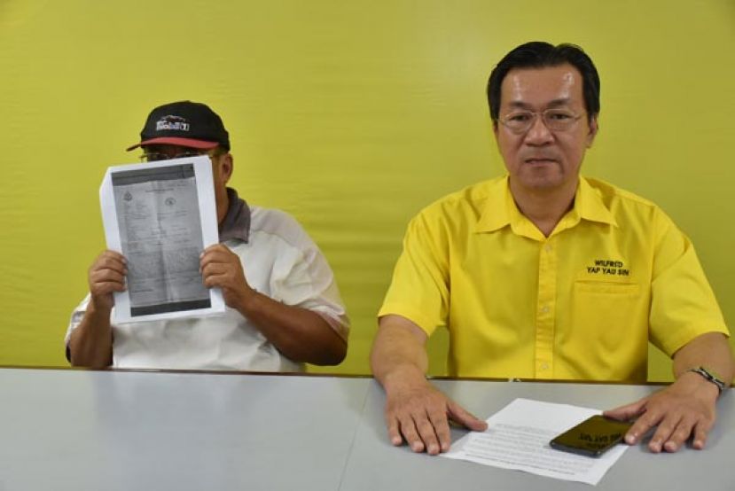 70岁年迈老翁与砂人联党公共投诉局主任叶耀星摄于新闻发布会上。  &nbsp;