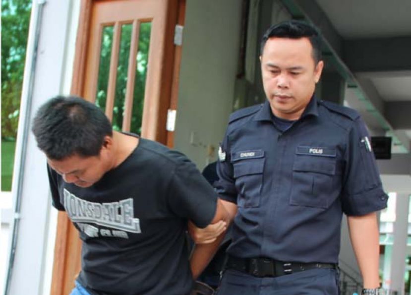 冒充警察劫财的男子被判入狱6年兼打1鞭。