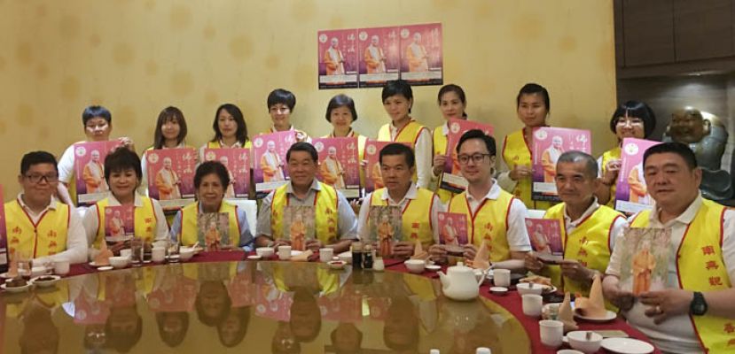 新闻发布会上合影，坐者左3起大悲菩提法会筹委会潘斯里彭瑞霞、大会主席拿督黄益隆、马来西亚功德山功德会副会长拿督陈立辉和柔佛新山功德山理会长拿督威拉谢世通。