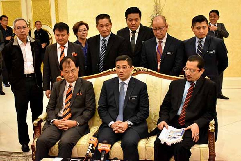 大马经济事务部部长拿督斯里阿兹敏（前排中者）召开新闻发布会。