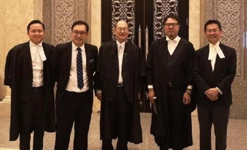 张健仁（左二）及其律师团在司法宫合照。