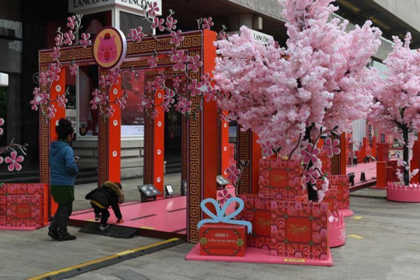 图示：市民在&ldquo;喜庆迎春&rdquo;装饰前驻足。