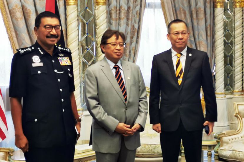 新上任砂警察总监拿督蓝利丁（左）拜会砂首长拿督巴丁宜阿邦佐哈里（中），右为砂首长署助理部长阿都拉赛多。