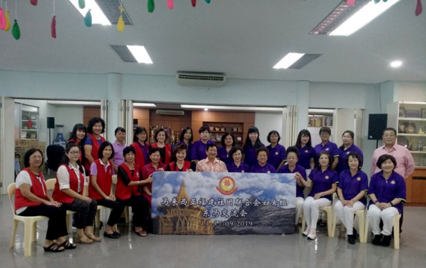 大马福联会妇女组与古晋福州公会妇女组交流会后合影。(中)为古晋福州公会署理会长王长福、(左六)为古晋福州公会妇女组主任刘碧云以及(右六)为大马福建社团联合会妇女组主席林秀琼。