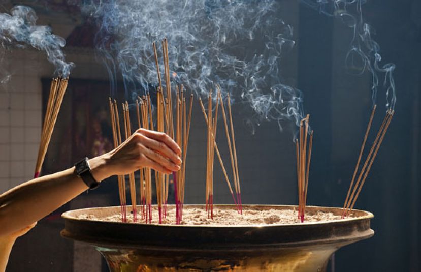图示：为招来好运，初一要到庙里烧香。