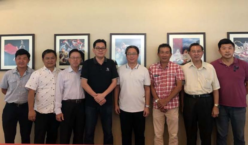 《修宪复邦路，你我来关心》讲座新闻发布会上，(左起)为秘书蔡裕胜、副筹委主席吴泽源、主持郑自勉、筹委主席李志明、总策划陈贻贤、联络/动员李雍德、财政张光褔及协调陈伟政。