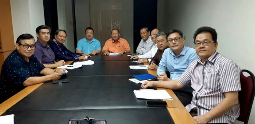 砂津贴华小董联会新闻发布会，左4起;为秘书长蔡文铎律师、会长本固鲁邱民伟及署理会长拿督包章文。