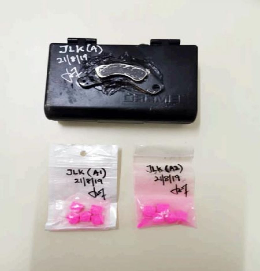 警方在上述屋内起获少量毒品。