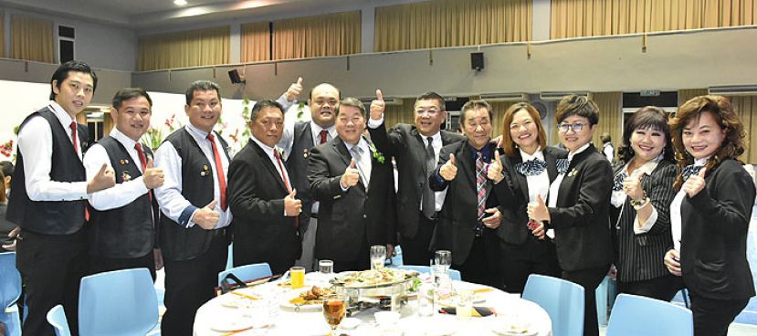 晋汉连省华总会长拿督黄良杰（右六）、青年团团长林学定（左五）及妇女组主任张慧娇（右四）联合宣布，将分别竞选砂华总总会长、 砂华青总团长、砂华总妇女部主任职位后，与中华大会堂总秘书长拿督黄益隆博士（左六）及晋汉连省华总执行顾问黄张金发（右五）合照。