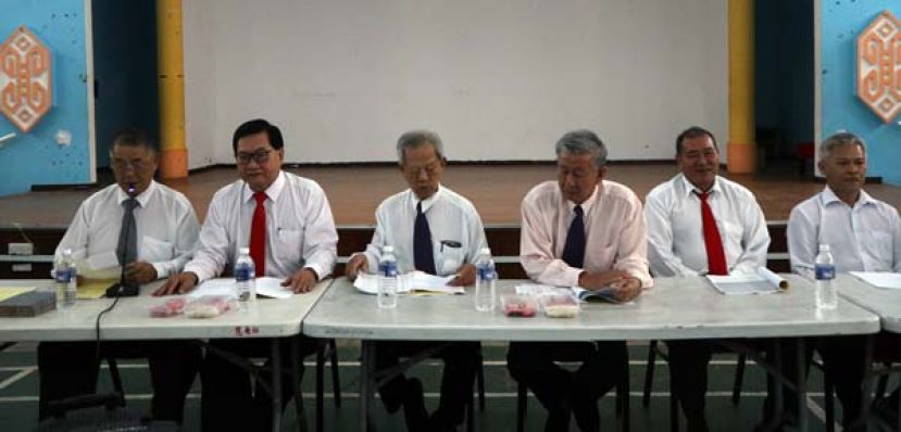 大会主席台一瞥。（左二）拿督吴标生博士，左起；分别为赖义达、黄茂青、陈崇波、柯速荣及郑健生。