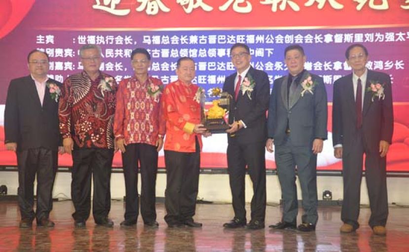 筹委会主席拿督吴新贤（右三）移交纪念品予主宾拿督斯里刘为强太平局绅（中）时摄。左起为拿督刘思乐、拿督黄敬鸿及程广中总领事。右起则是黄应岳与拿督斯里李祈龙。