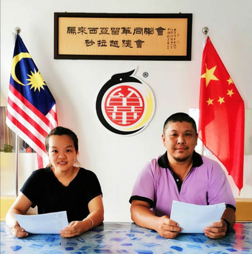留华砂总署理会长曹斌超(右)与财政张詠婷鼓励民众参加华文教师证书研习班。