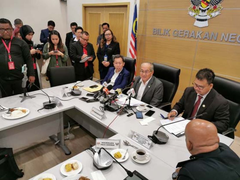 砂副首长兼砂灾难管理与拯救委员会主席拿督阿玛道格拉斯（中）向媒体发表谈话时摄。