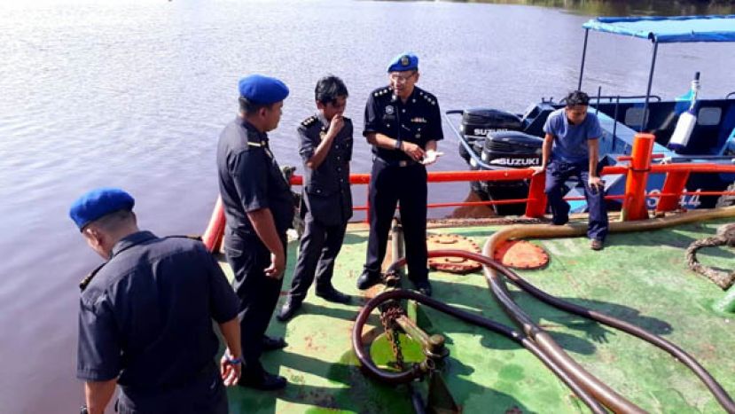 美里水警检查拖船。