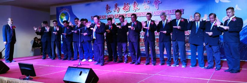 拿督张泰卿（左）见证东马船东公会新届理事宣誓就职。