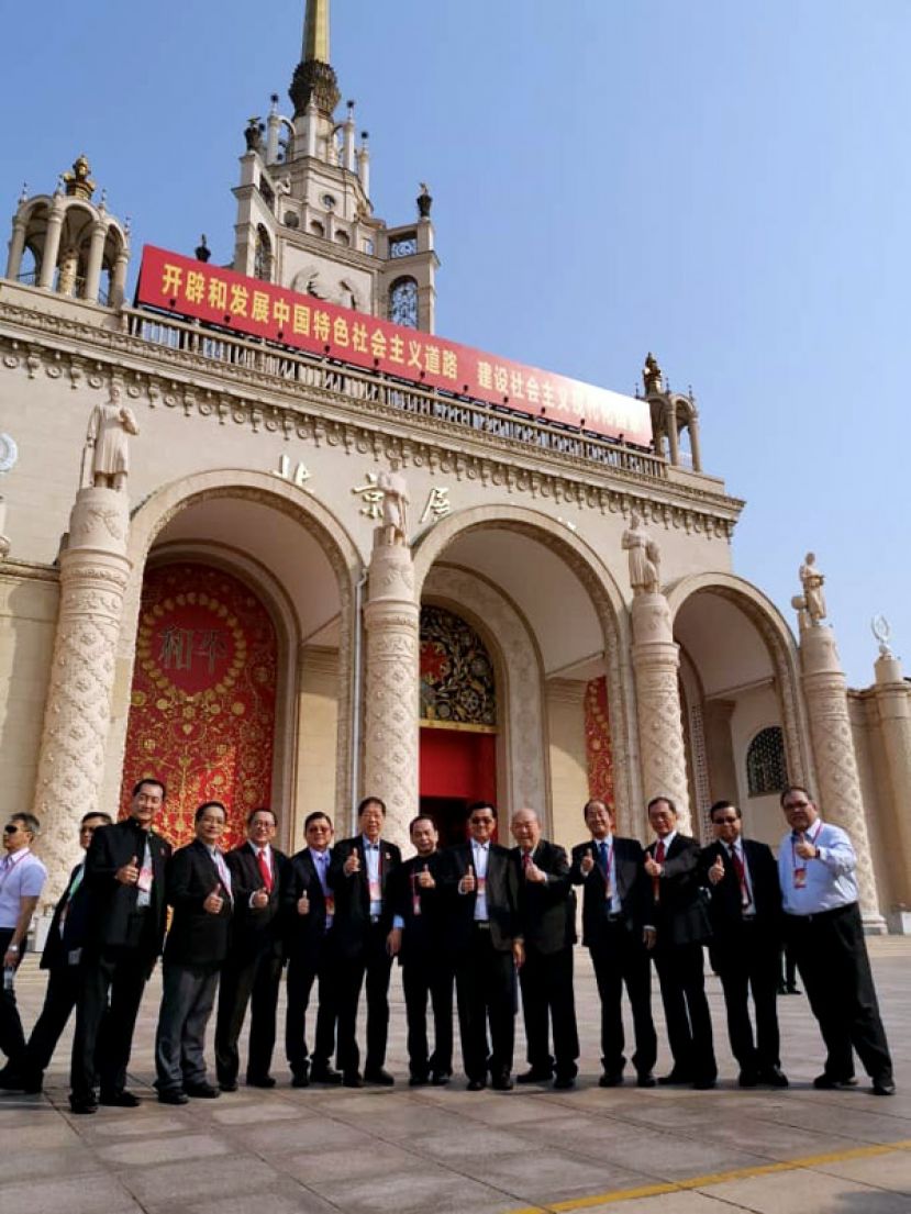 拿督许德忍(右二)与大马华社领袖在北京展览馆前合摄，右一;为拿督黄国辉。