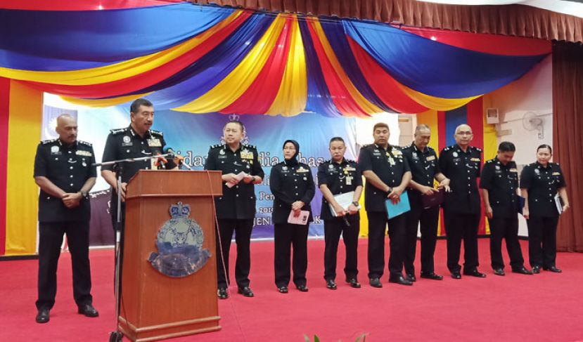 砂警察总监拿督拿督蓝利丁在各组警官陪同下，汇报2019年成果。