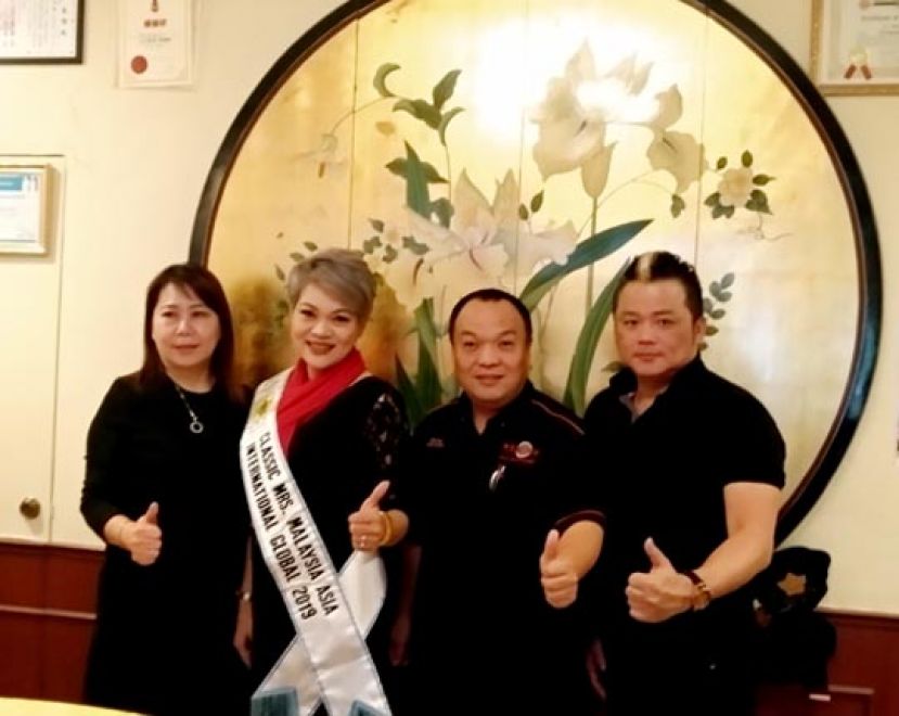 马来西亚华人演艺人公会砂州分会会长拿督陈芍稳（右二）、永久名誉会长张旺州（右一）、副会长邓美荔（左一）和将代表马来西亚，在缅甸举行的&ldquo;亚洲世界太太总决赛角逐美后荣誉的彭瑞瑶合影。