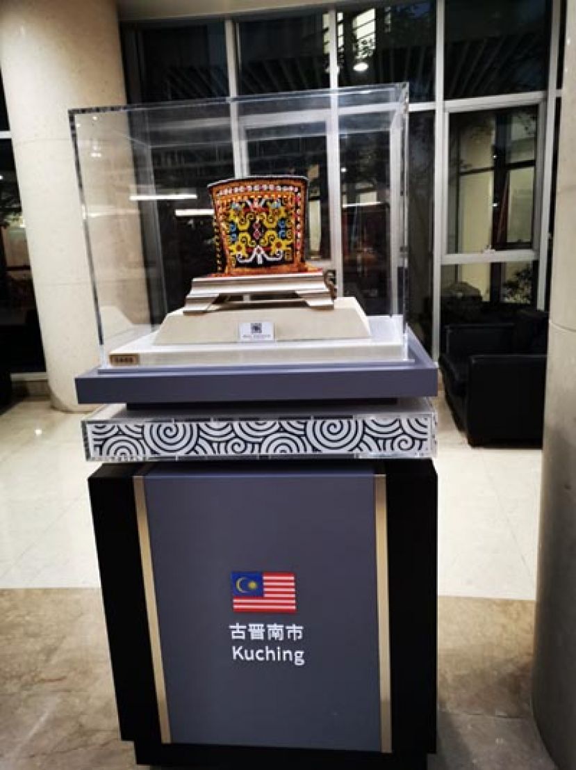  镇江市大厅展示由南市市政局赠予的砂拉越特色纪念品。