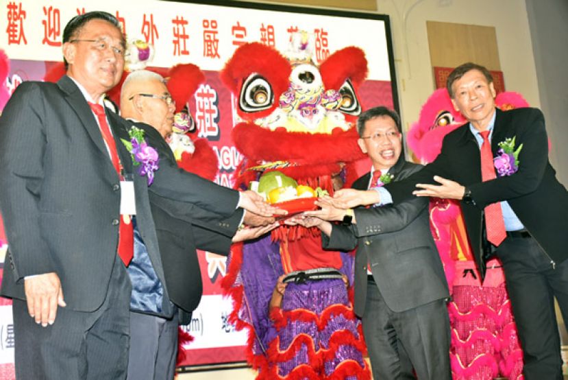 嘉宾们接受福品。左起;为大马庄严宗亲总会长拿督庄秀春、筹委会主席庄永隆、砂地方政府与房屋部长拿督斯里沈桂贤及永久名誉顾问庄义德。