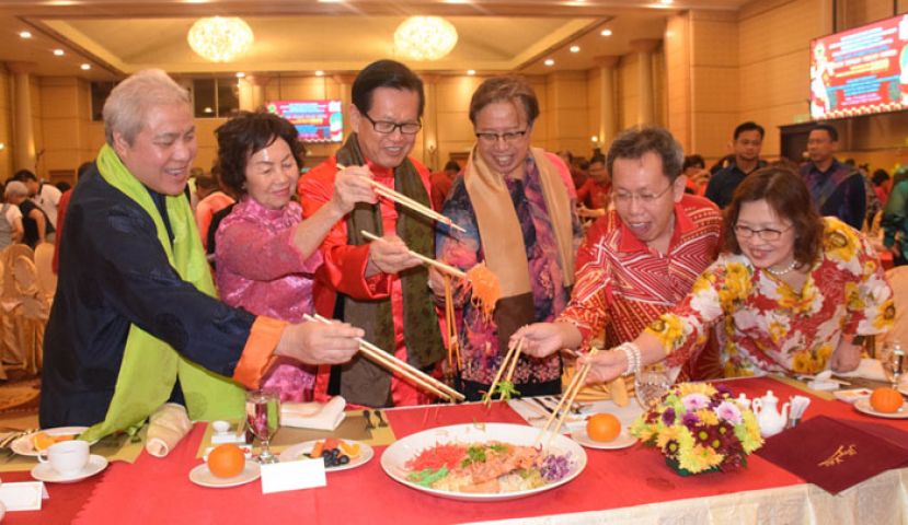 阿邦佐首长(右3)与拿督斯里沈桂贤伉俪(右2及1)、拿督李景胜伉俪(左3及2)等人进行新年捞生仪式。左1为副首长阿旺登雅。