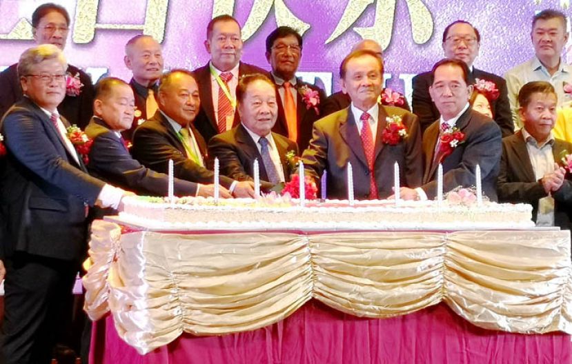 拿督斯里黄顺舸（左4）与庆典筹备会总策划拿督黄敬鸿、世福执行会长拿督斯里刘为强、马黄总总会长拿督拿督黄天恩（左1至3）、大会主席黄敬平、龙峰之夜赞助人拿督黄敬胜（右2及3）共切拉越龙峰黄氏家族会创会80周车纪念蛋糕。
