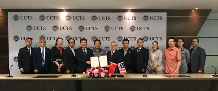 砂拉越科技大学院校长凯鲁丁（右七）与河南省教育厅副厅长刁玉华（左五）在该大学院董事局主席黄顺舸（左六）的见证下，交换建立中国孔子学院的协议书。