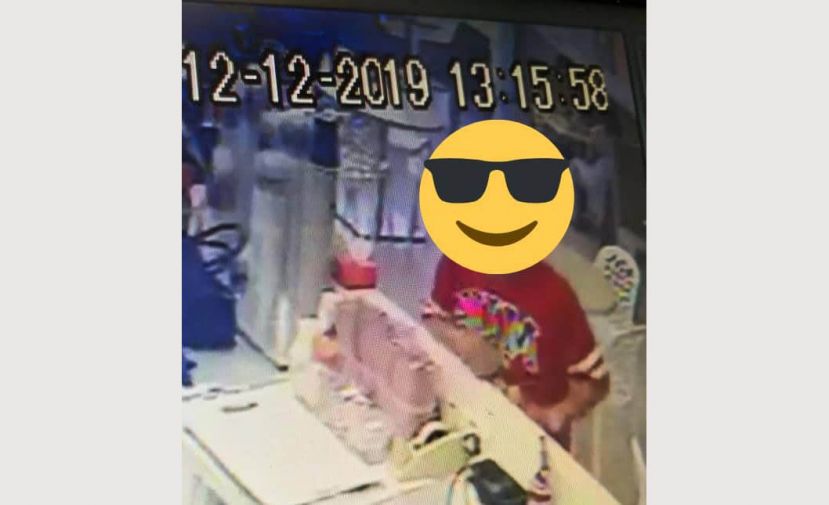 穿着便服的男子向商家推荐提供检查灭火器服务。