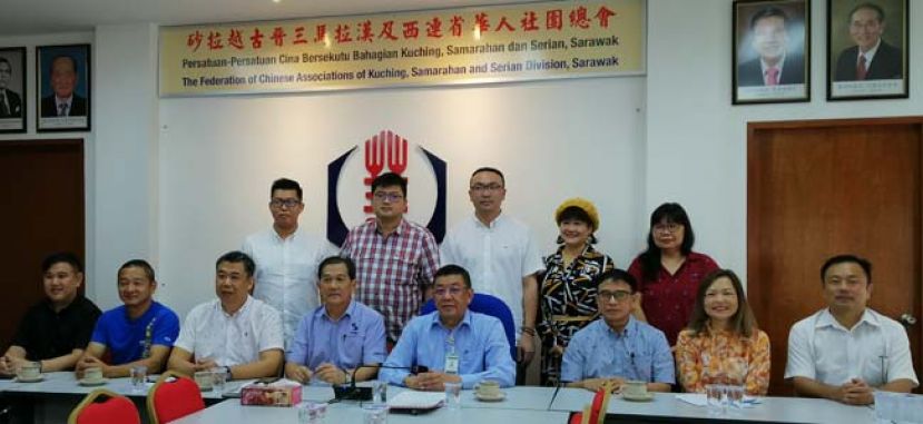 晋汉连省华总理事在新闻发布会后合影，前排左起为晋汉连省华总青年团副团长黄伟忠、青年团副团长李国豪、副会长周文盛、秘书长林亚德、会长黄良杰、副会长符气安、妇女组主任张慧娇及副秘书甲必丹陈国璋；后排左起为青年团团委沈茂前、社团与社会组副主任卢少奎、青年团财政郑国栋、妇女组秘书田美丽及财政林春煌。