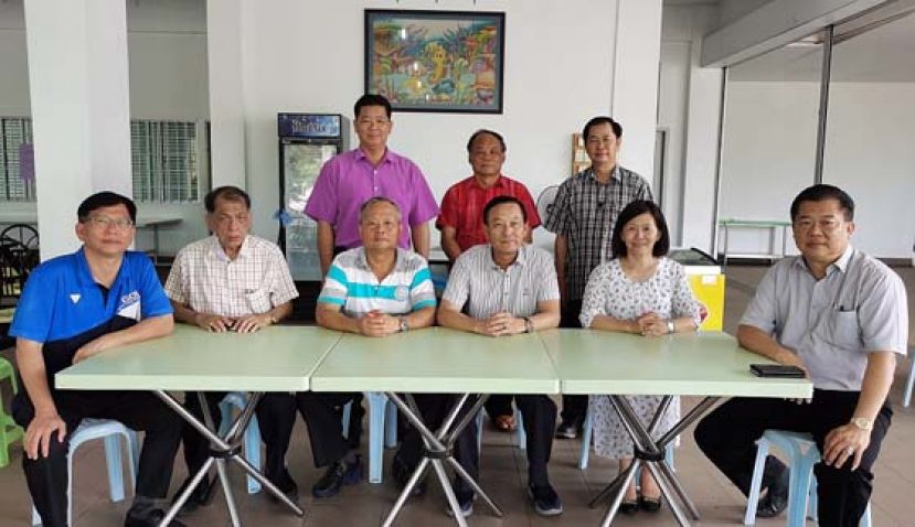 廉中董事部敦聘丹斯里拿督余民新（坐者右3）担任该校联合董事长。坐者左起为郭建忠市议员、拿督斯里刘贤仕、拿督斯里刘久健，右起为林启钦、何宝玲博士。