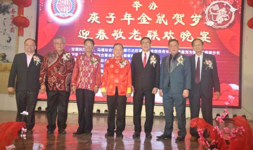 宾主合摄。左起为拿督刘思乐、拿督黄敬鸿、程广中、拿督斯里刘为强太平局绅、拿督吴新贤、拿督斯里李祈龙及黄应岳。