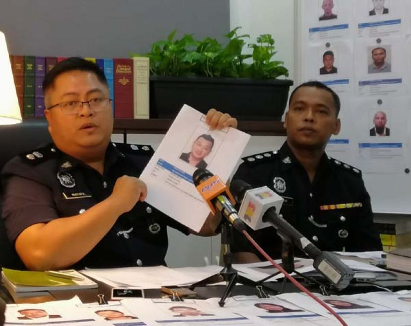 砂商业罪案调查组主任慕兹达法警监（左）吁请公众不要向非法借款公司借钱。