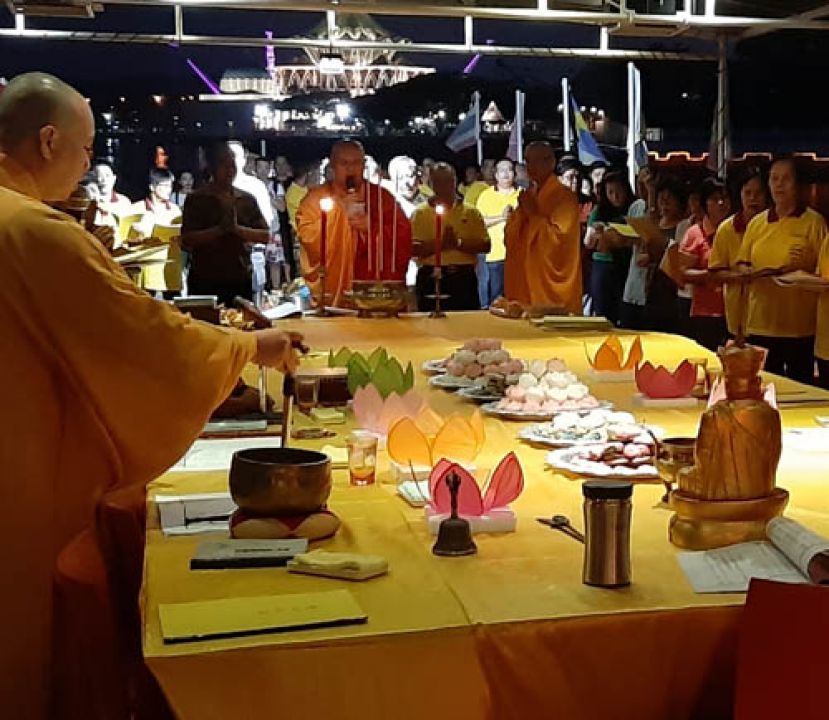 在众法师的带领下，砂拉越佛教会主席拿督郑正金、地藏王慈善会主席刘祥鬥及众佛友乘坐Sunset River Cruise于砂拉越河河畔举行地藏王菩萨莲花水灯超度施食大法会。