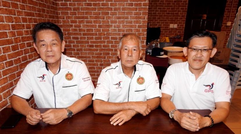 拿督陈超耀（中）、拿督陈冠勋（左）和薛华东联袂声明反对爪夷书法在华小实施。
