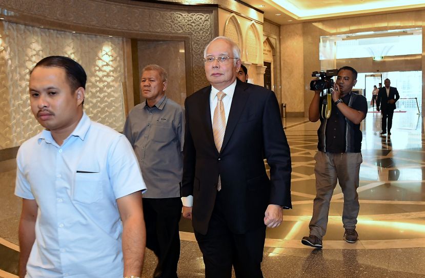 图示：前首相拿督斯里纳吉离开法庭时摄。