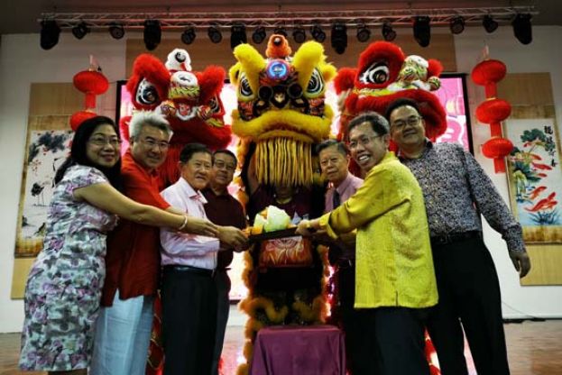 砂地方政府与房屋部长拿督斯里沈桂贤（右二）出席砂诏安会馆新春团拜，接收瑞狮采青福品。右3为拿督陈日枝。