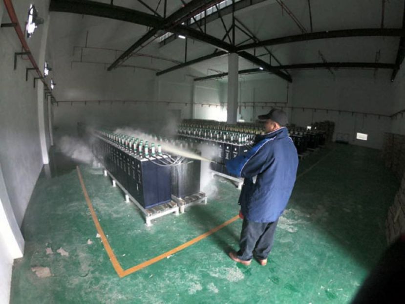 巴厘奥高原自愿消防员使用扑灭器扑电池火势。