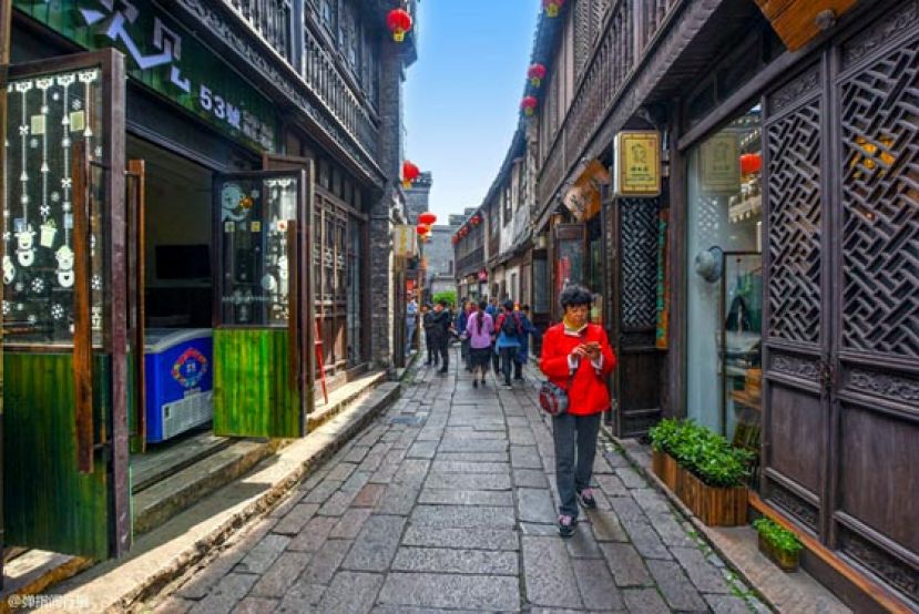 古街上的建筑多为明清时期的遗迹。靠近头道券门的木结构店铺已经适应了现代商业氛围，成为了当地古玩字画的交易场所。