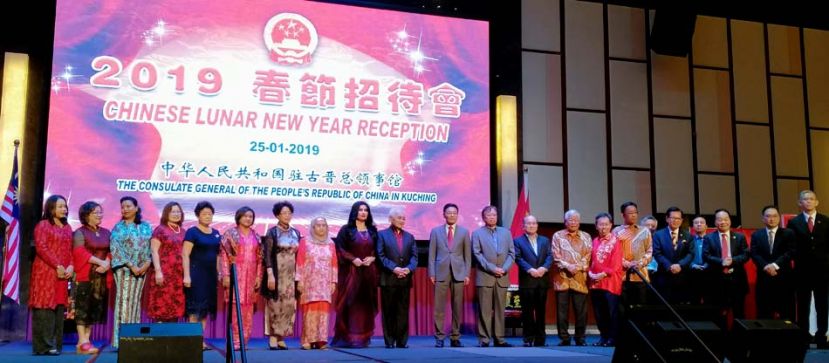 图①:中国驻古晋总领事程广中及夫人高翠莲与贵宾在春节招待会上合影。