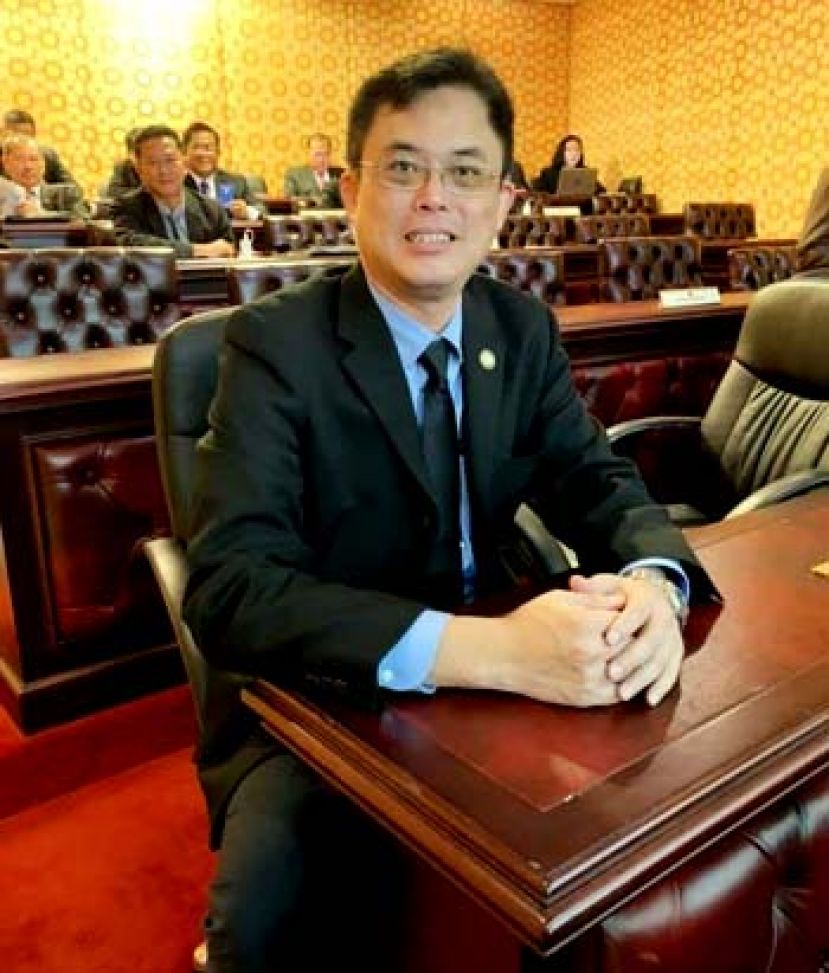 砂首长政治秘书陈开提问，希盟政府整天高喊钱不够，为何还有能力挪出这么一大笔基金去援助巴基斯坦。