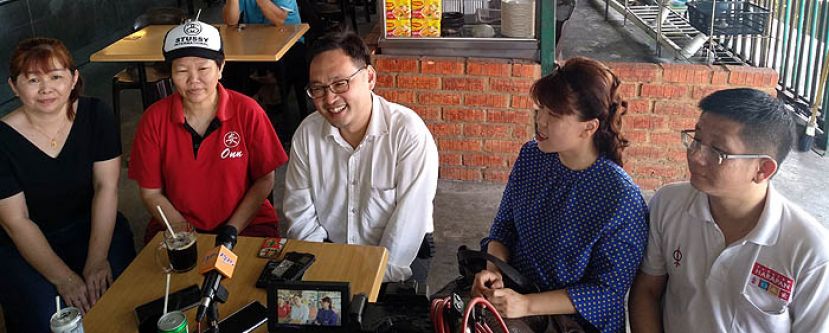 国内贸易与消费事务部副部长张健仁(中)在民主行动党朋岭区州议员杨薇讳等等陪同下发布谈话时摄。