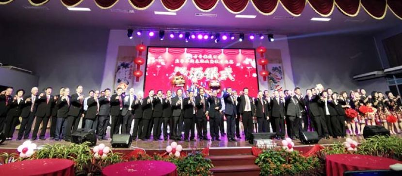 古晋福建公会会长拿督黄良杰（中）率领母会理事、青年团与妇女组执委向来宾敬酒。