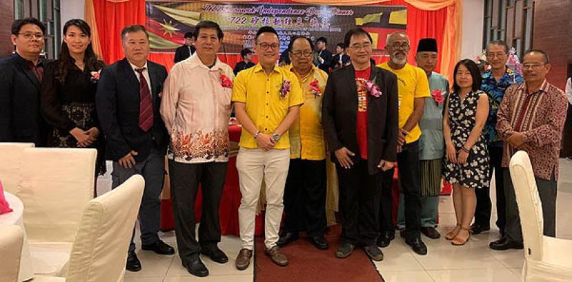 出席众嘉宾在砂人民心愿协会所主办的722砂拉越独立日晚宴结束后合影留念。