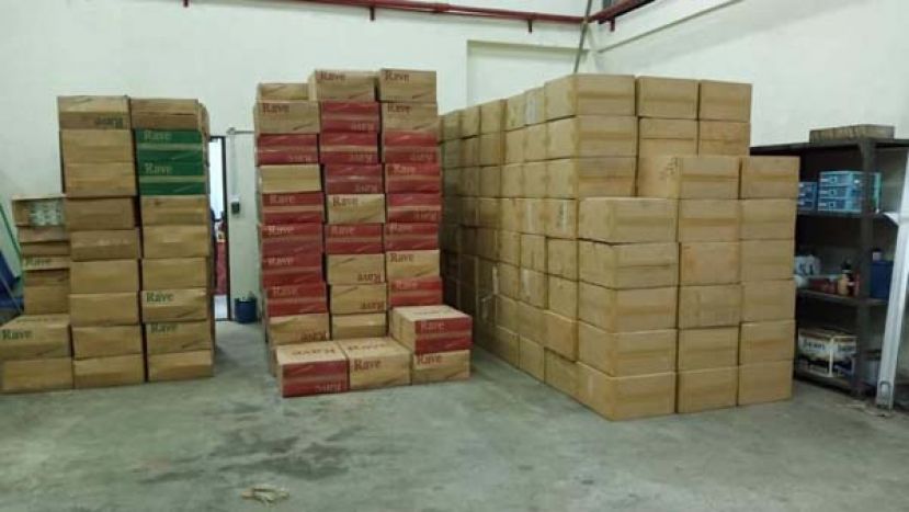 砂关税局突击民都鲁一货舱，起火大批走私烟酒。
