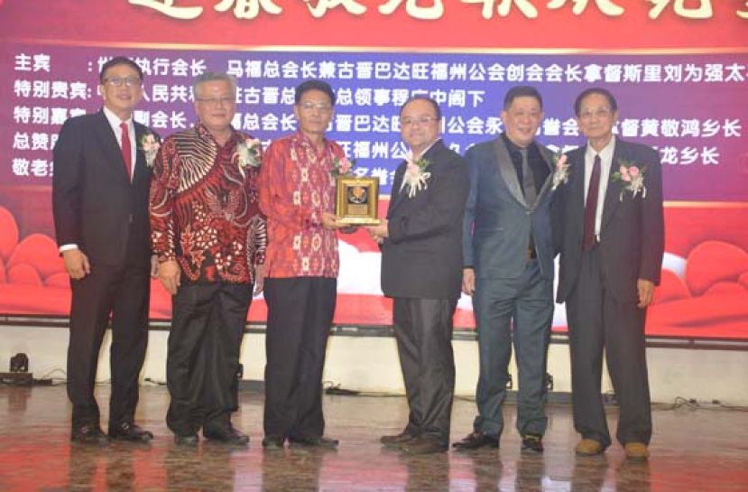 大会主席拿督刘思乐（右三）移交纪念品予总领事程广中。