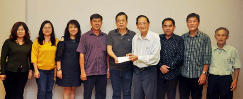  黄应岳老校长（右四）把捐款移交予筹购会所主席黄玉祥（右五）时摄。其他在场见证者包括该会主席王芍强（右二）、本曼查刘石星（右三）、拿督巴杜卡黄世琴（左四）及该会筹购会所成员等。