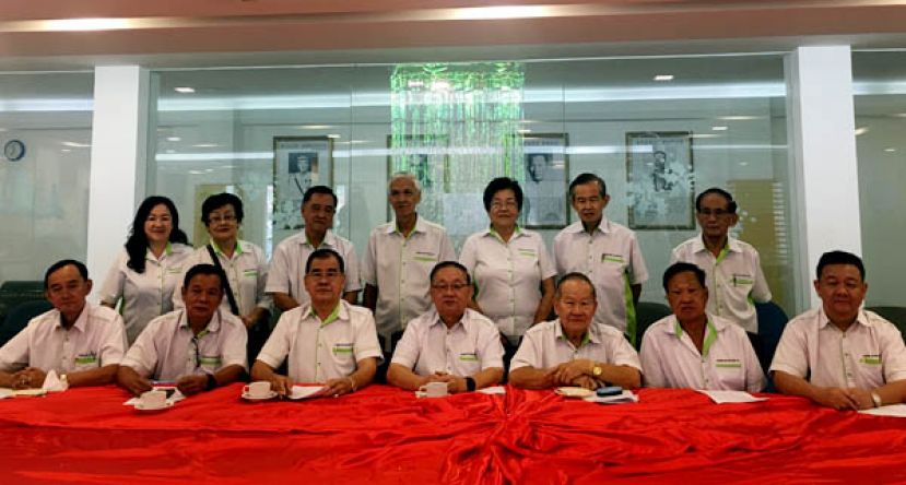 砂云南善堂新闻发布会，前排左起;为大会副主席郭兴开、筹委会主席刘顺荣、大会主席郑文新、大会副主席林瑞钊、钟名宝、郑瑞福及财政刘天金。
