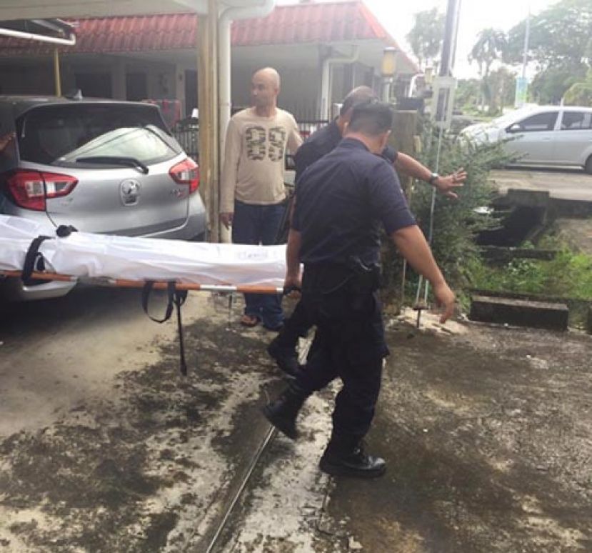  警方将死者遗体移出屋外。